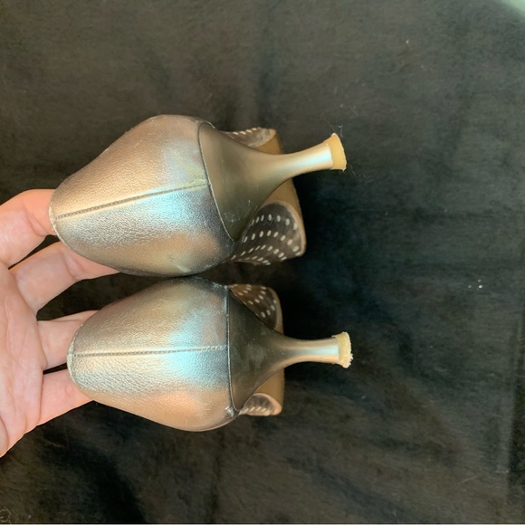 Stuart Weitzman SW gold heels sz7 like new - Picture 7 of 9